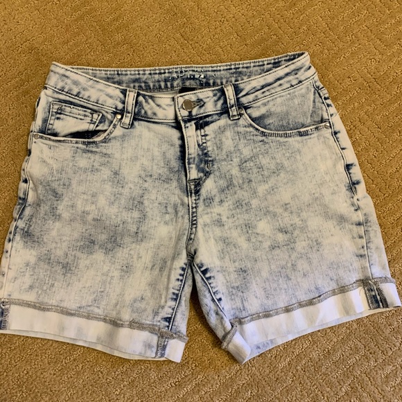EUC APT9 Light Acid Washed Denim Cuffed Shorts - Picture 5 of 12